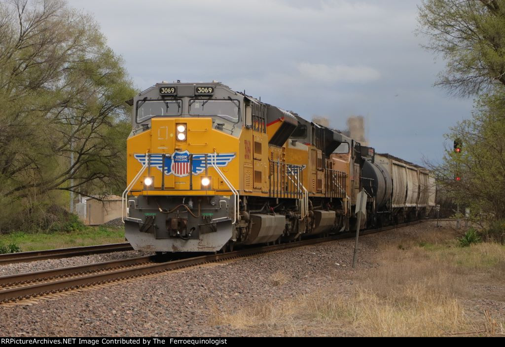 UP mixed freight 3069 West